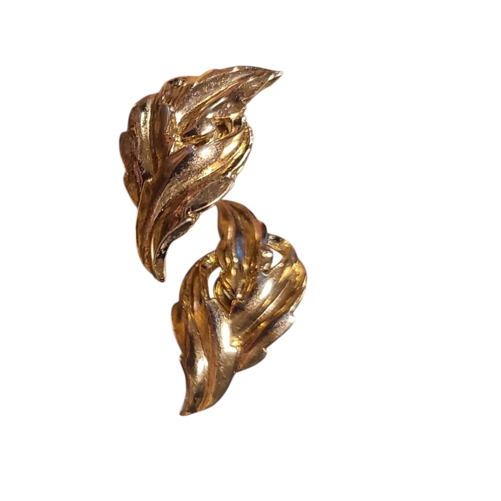 Vintage 1939-1950s Crown Trifari Gold Tone Leaf Clip On Earrings Signed